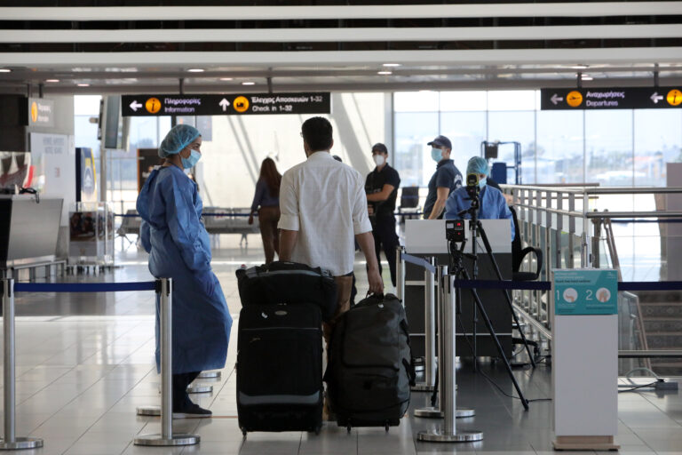 Γεμάτες οι πτήσεις προς εξωτερικό: Επηρεάζει τα ταξίδια μας η τρίτη δόση;