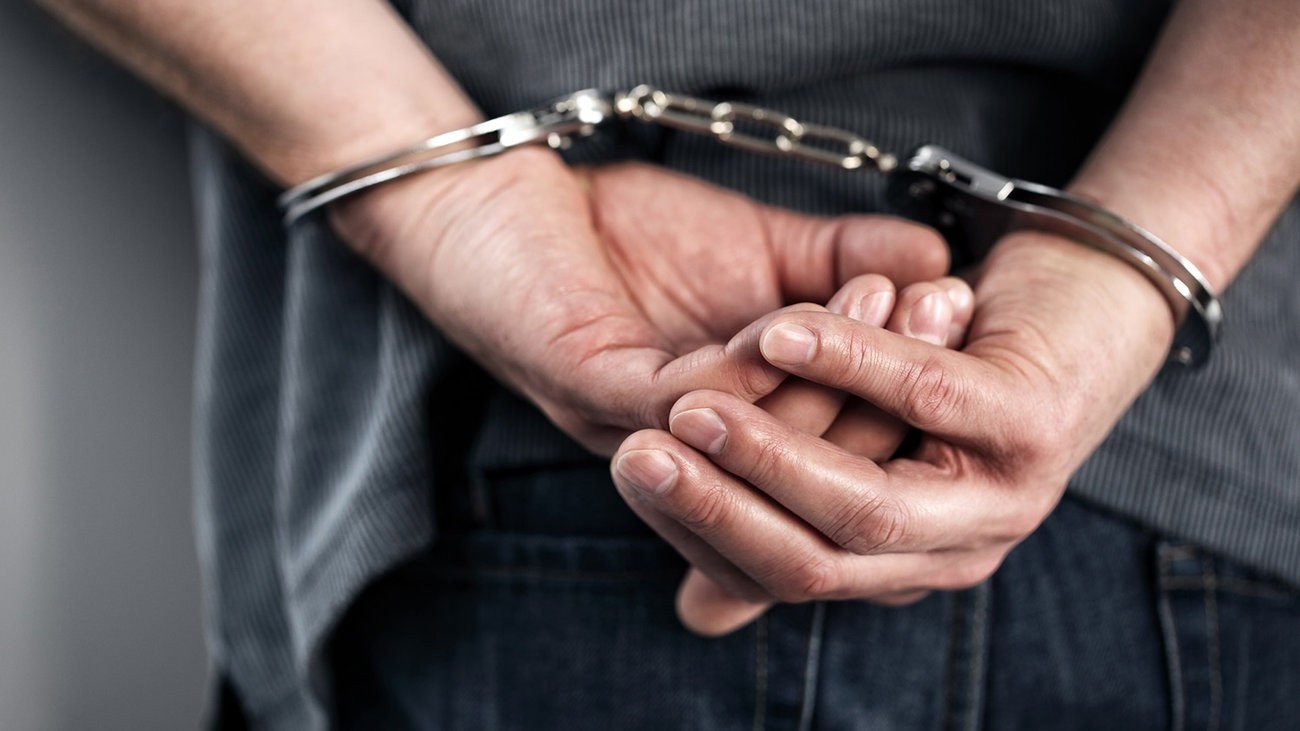 Οδηγούσε υπό την επήρεια ναρκωτικών, στο όχημα έκρυβε διαρρηκτικά εργαλεία