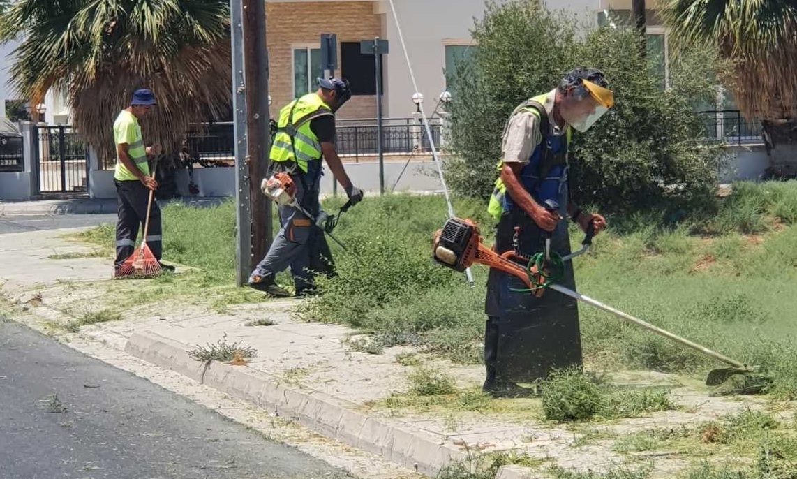 Λάρνακα: Συνεχίζονται οι εργασίες καθαρισμού από χόρτα σε πεζοδρόμια και δρόμους