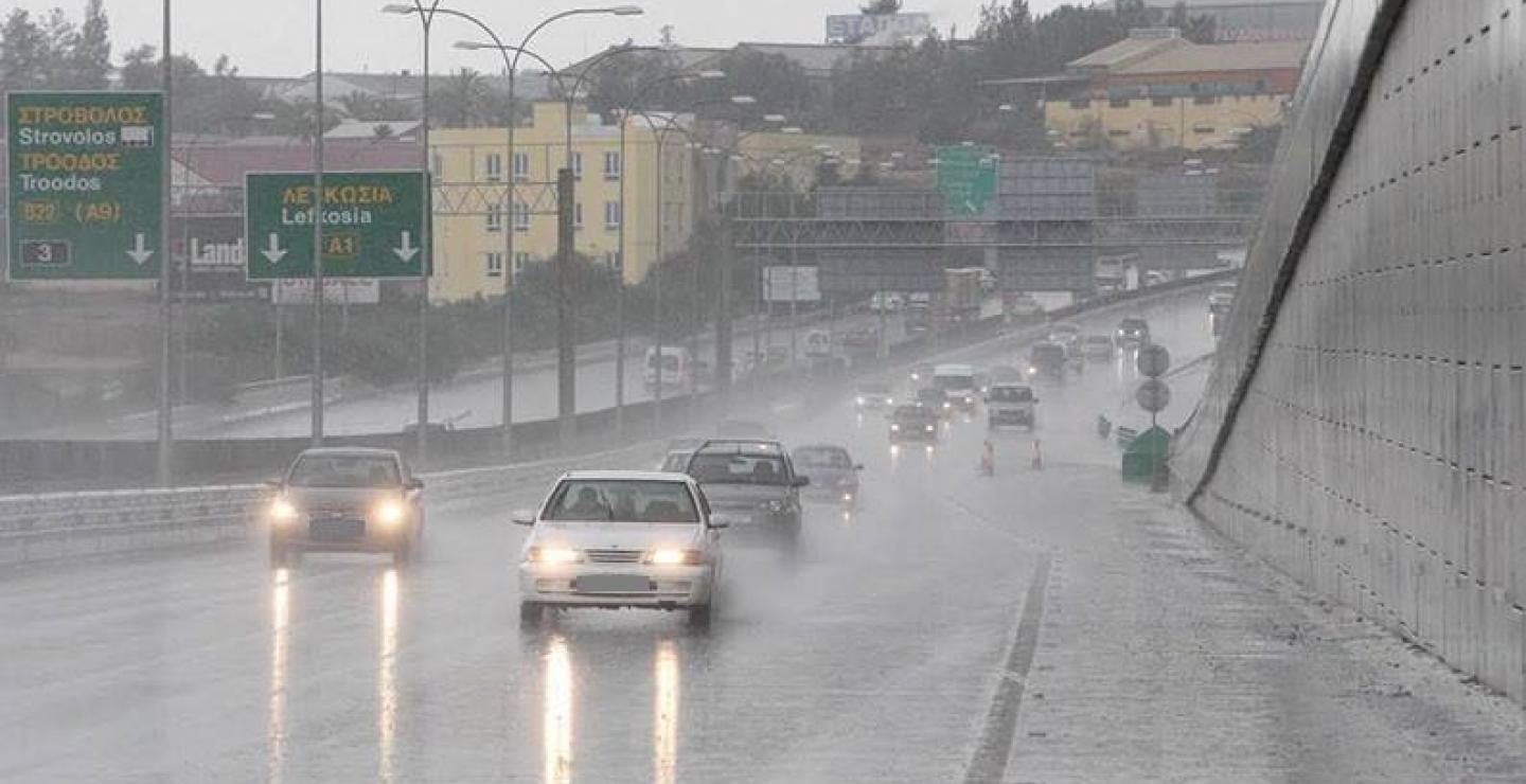 Χαμηλή ορατότητα και ολισθηρό οδόστρωμα λόγω βροχόπτωσης σε αυτοκινητόδρομους