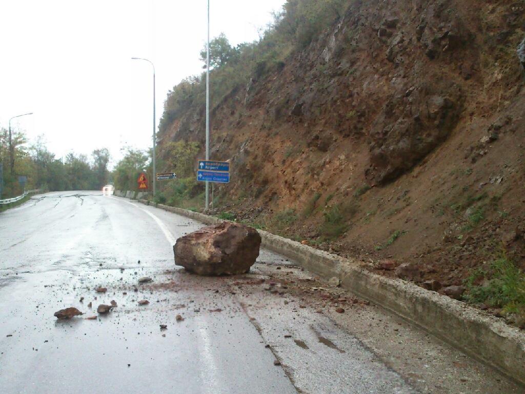 Σε αυτούς τους δρόμους παρατηρούνται προβλήματα λόγω της έντονης βροχόπτωσης