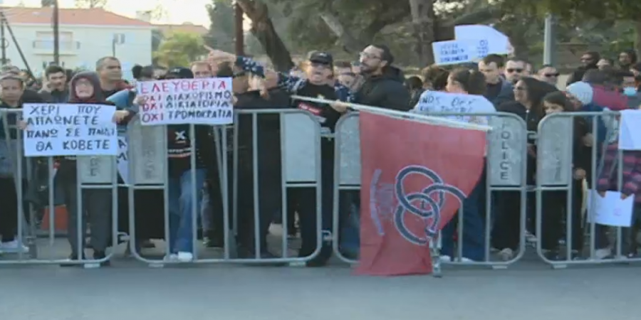 Έξω από τη Βουλή οι γονείς: «Είσαστε μασόνοι – Δεν θα πειράξετε τα παιδιά μας»