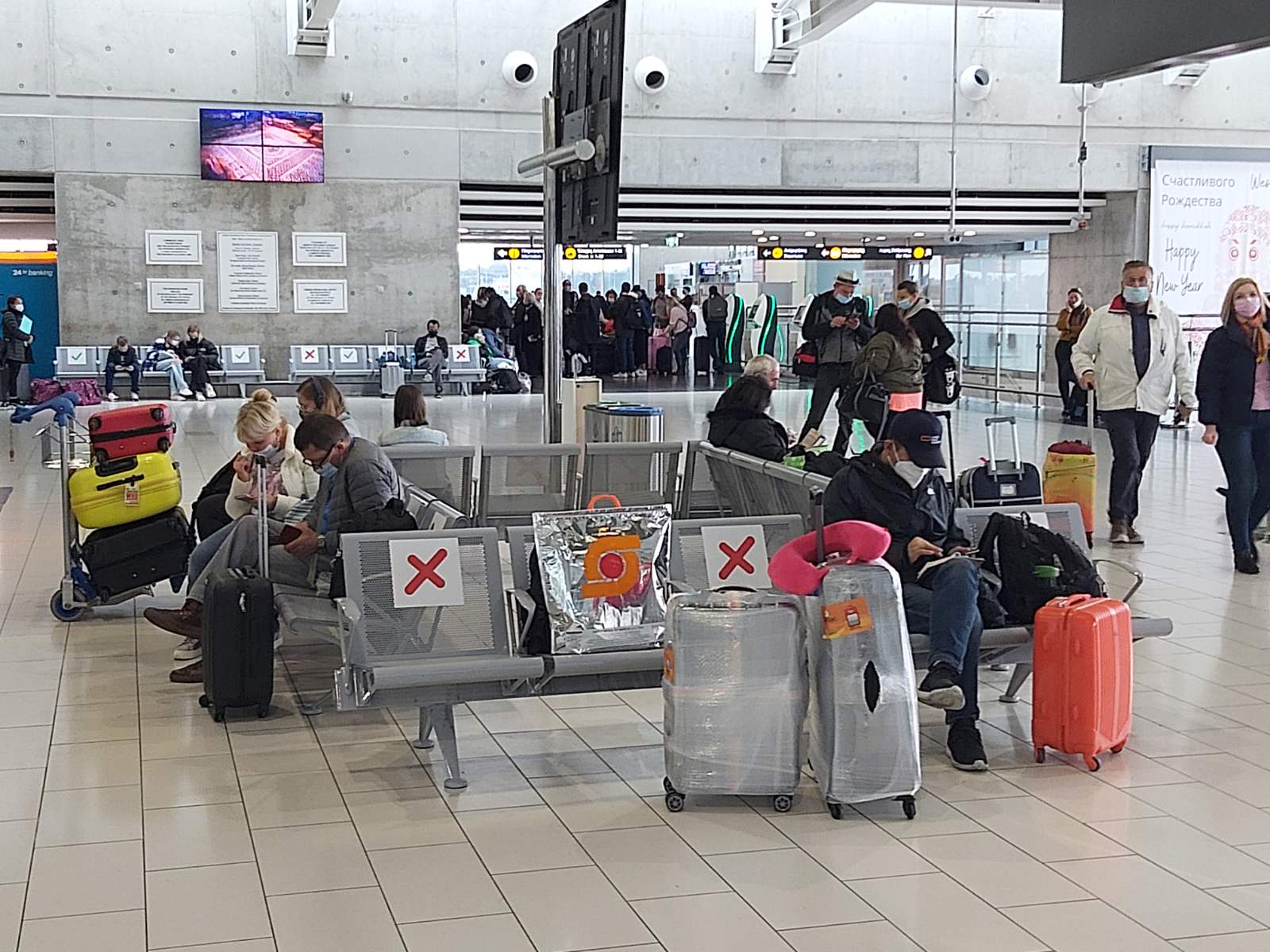 Σταμάτησαν να δουλεύουν οι ιμάντες στις αίθουσες αναχωρήσεων του Αεροδρομίου Λάρνακας (φώτο)