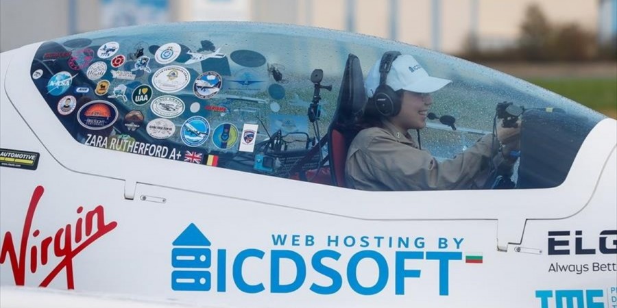 Μια 19χρονη έκανε μόνη της τον γύρο του κόσμου με ένα μηχανοκίνητο αεροσκάφος