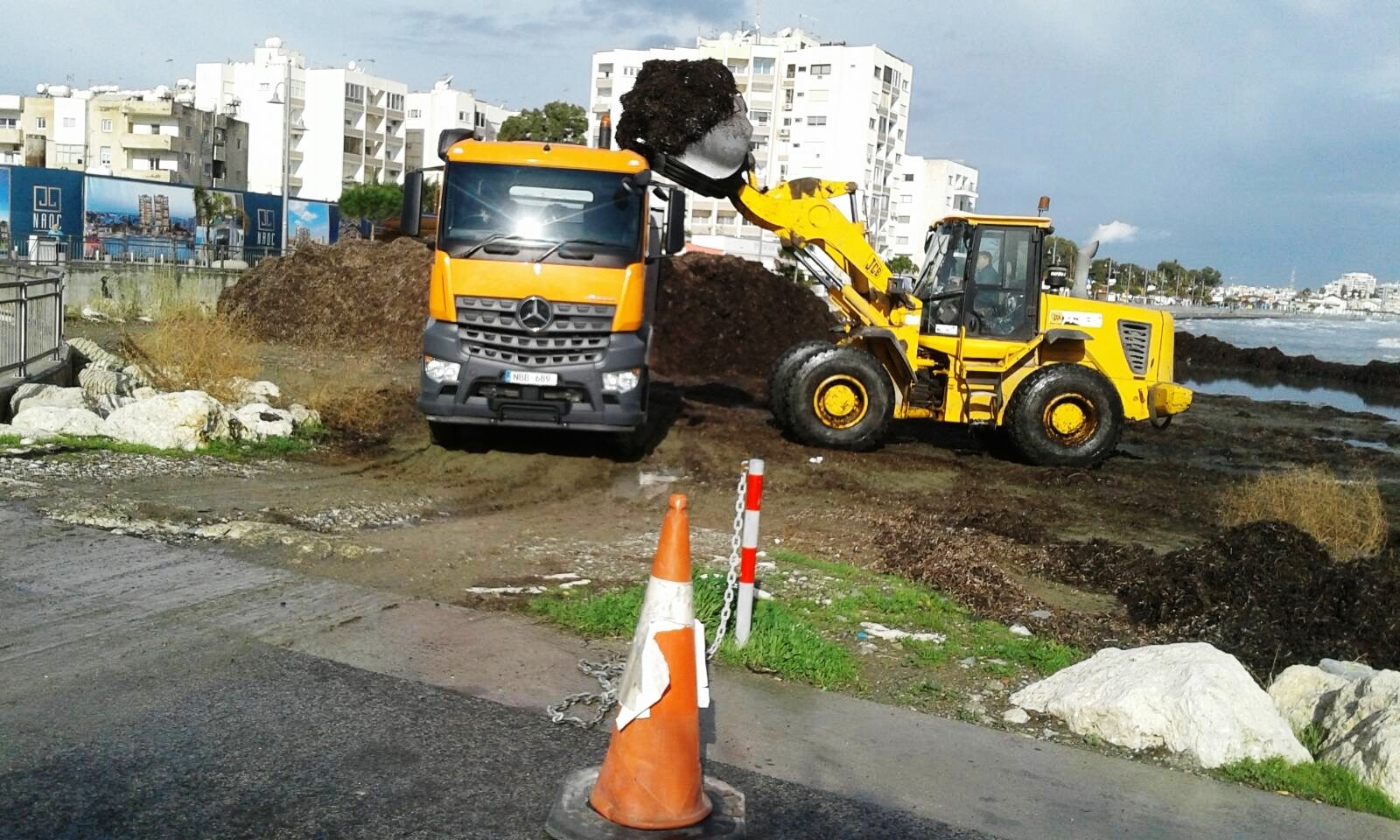 Το Τμήμα Καθαριότητας του Δήμου Λάρνακας συνεχίζει τις εργασίες καθαρισμού εντός της πόλης και της απομάκρυνσης των φυκιών από τις παραλίες