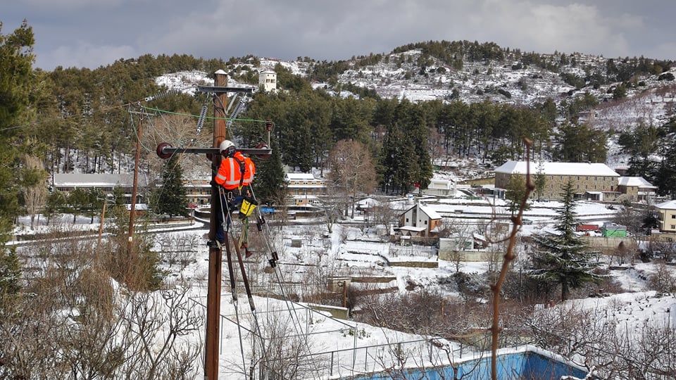 Οι αφανείς “ήρωες” της ΑΗΚ: Στο καθήκον οι εναερίτες, αψηφόντας χιόνια και ψύχος