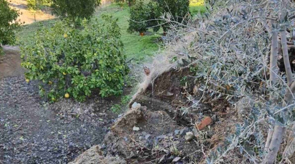 Μετά την καταστροφική πυρκαγιά στην Ορεινή Λάρνακας οι κάτοικοι της Μελίνης συνεχίζουν να μετρούν πληγές και από την κακοκαιρία (φώτο)