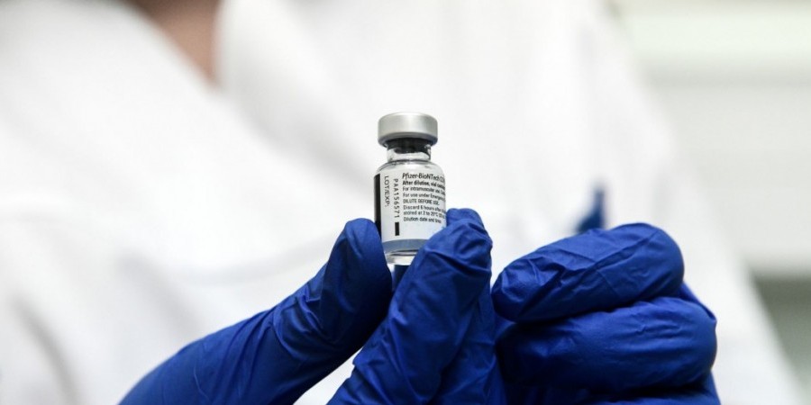 ECDC: Η κοινωνική πίεση από την Όμικρον μπορεί να μειωθεί με αύξηση εμβολιασμού
