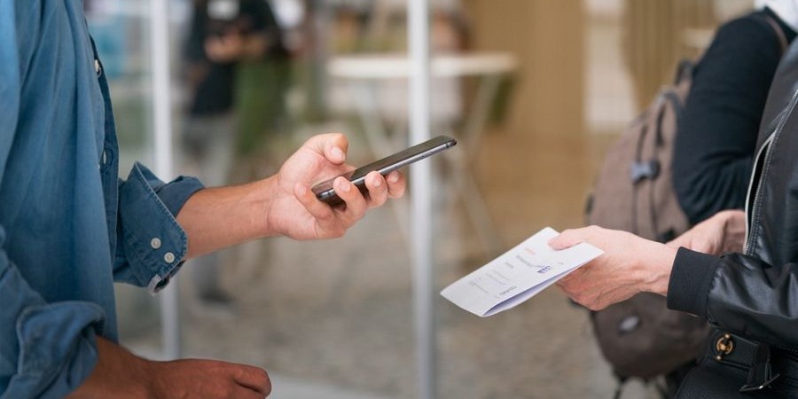 Σπάζουν καραντίνα θετικοί και κυκλοφορούν – Άκυρο προσωρινά το safepass τους
