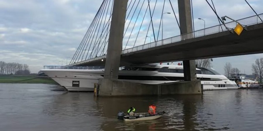 Έμπειρος καπετάνιος περνάει «ξυστά» γέφυρα με σούπερ γιοτ 80 μέτρων  (βίντεο)
