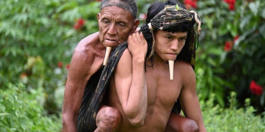 Αμαζόνιος: Κουβάλησε στην πλάτη τον πατέρα για 6 ώρες για να εμβολιαστεί