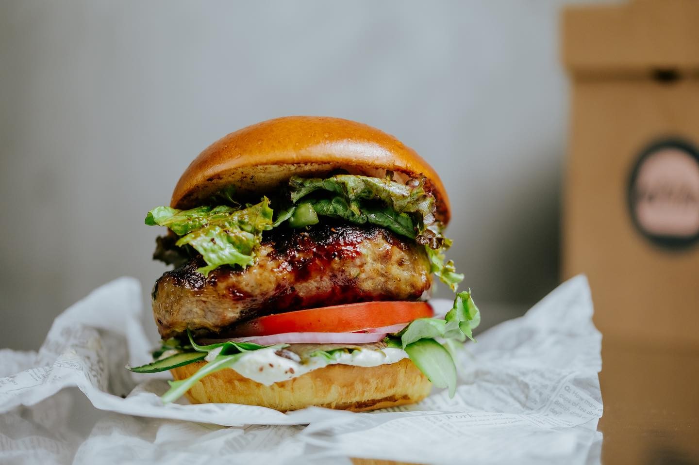 Η νέα άφιξη της πόλης σερβίρει Skaliotiko Burger εμπνευσμένο από τη Λάρνακα