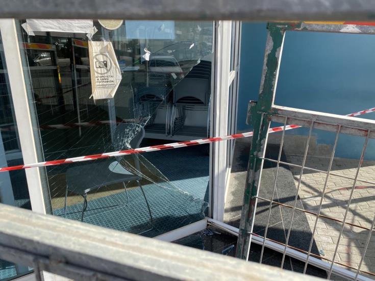 Έσπασαν τη γυάλινη κύρια είσοδο του Εμβολιαστικού Κέντρου στο λιμάνι Λάρνακας