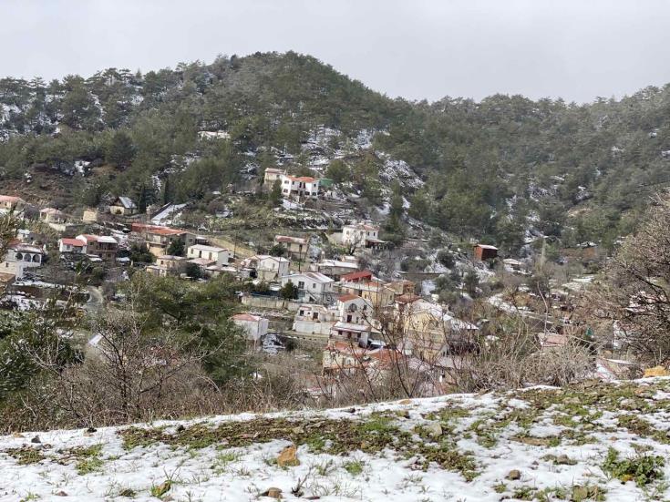 Χιόνια και χαμηλές θερμοκρασίες σε Βαβατσινιά και ορεινή Λάρνακα