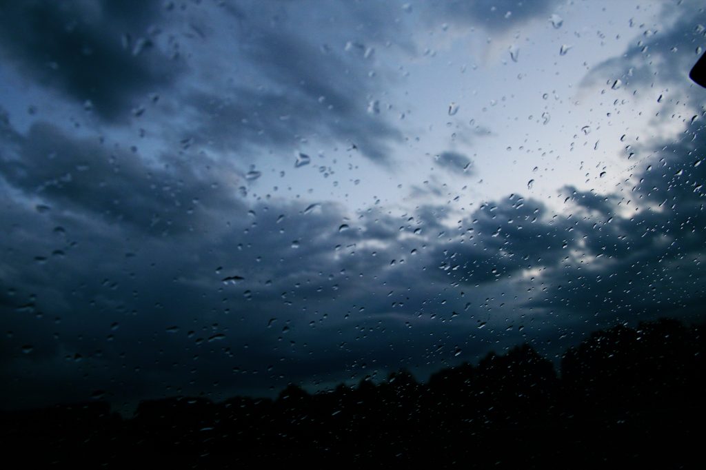Συννεφιασμένο το σκηνικό του καιρού σήμερα με μεμονωμένες ελαφρές βροχές