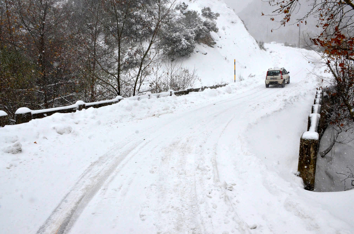 Έκλεισαν δρόμοι από την βαριά χιονόπτωση σε ορεινά χωριά