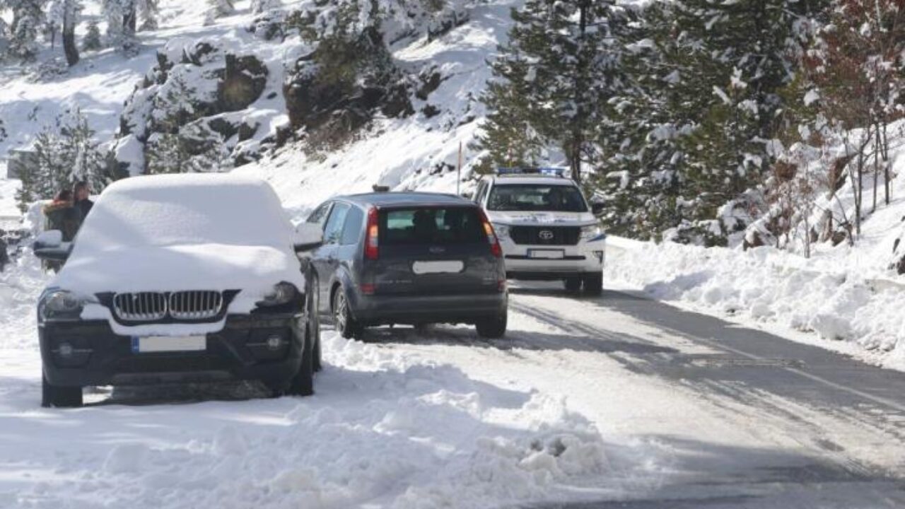 Ολισθηροί λόγω χιονόπτωσης κατέστησαν δρόμοι στο Τρόοδος, συστάσεις της Αστυνομίας