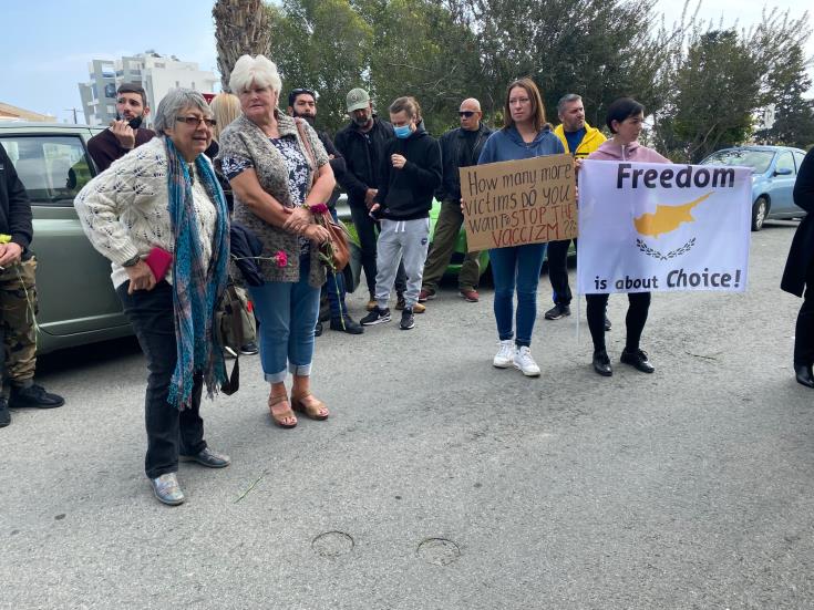 Εκδήλωση διαμαρτυρίας έξω από το ΓΝ Λάρνακας από τους φίλους της Φιλιώς