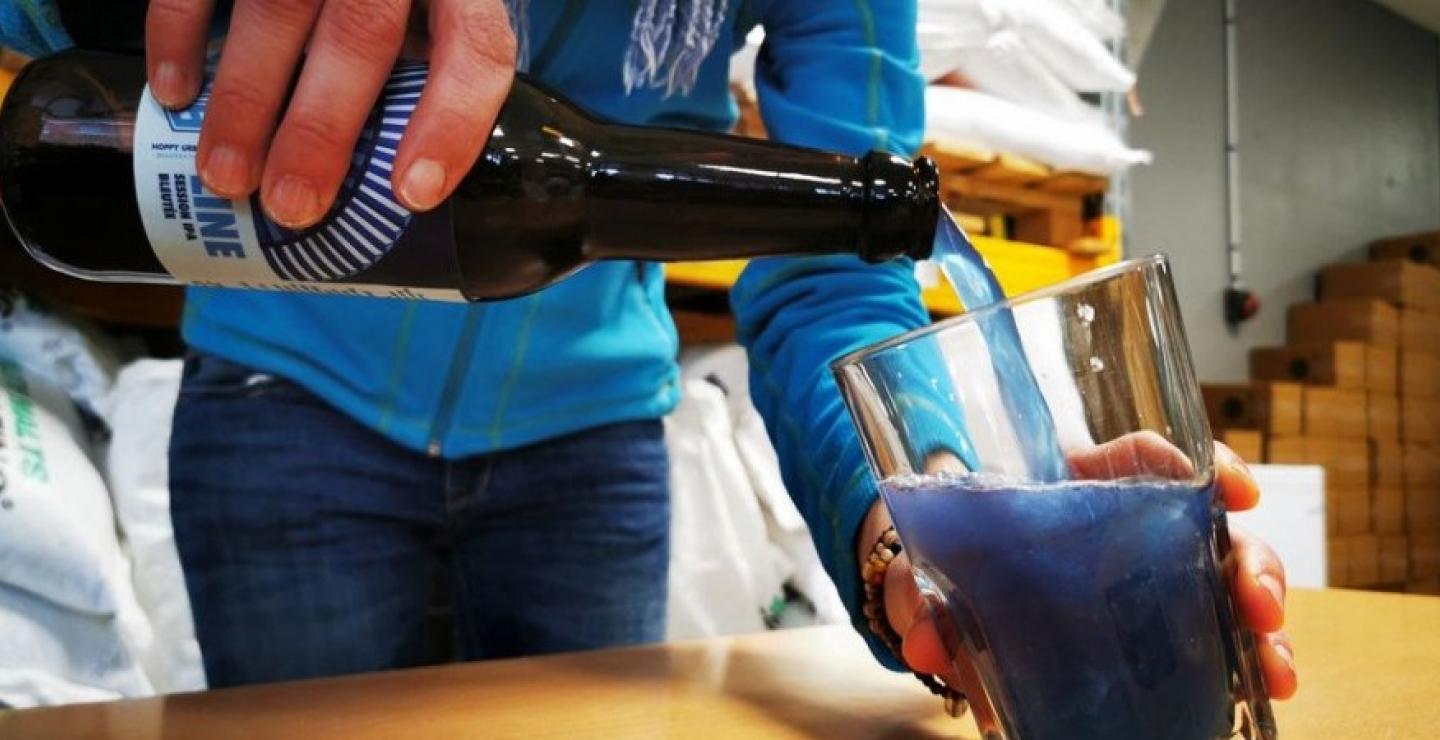 Στη Γαλλία φτιάχνουν μπλε μπίρα (βίντεο)
