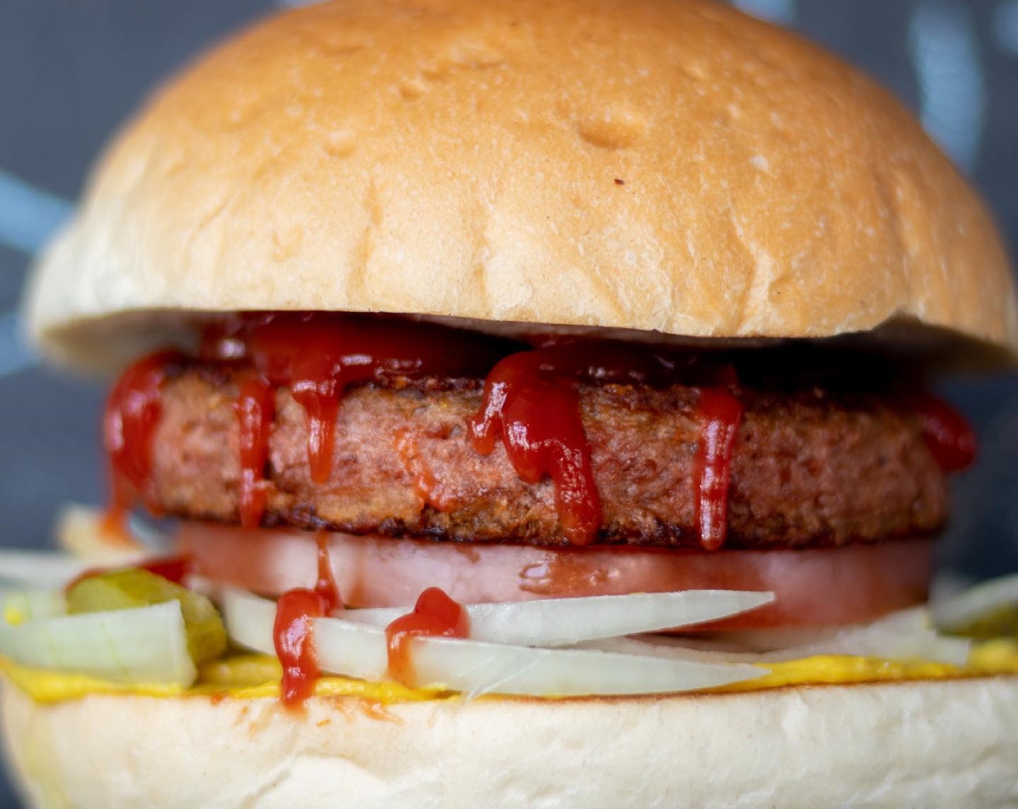 Ένα street food στη Λάρνακα φτιάχνει «βρώμικο» vegan burger