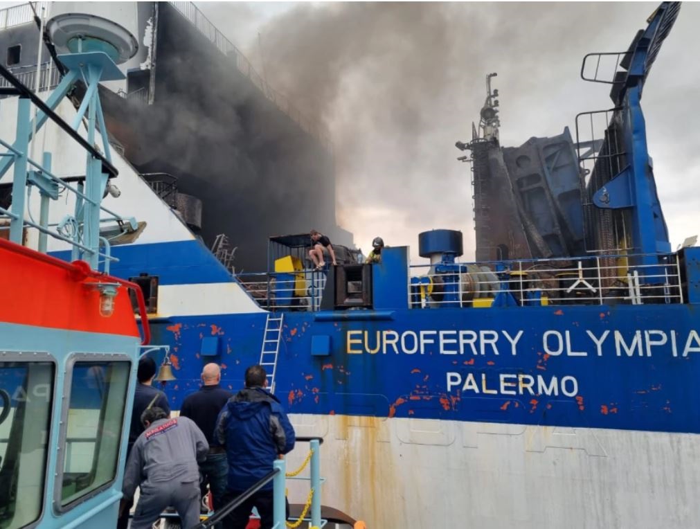 Κέρκυρα: Τραγωδία στο Euroferry Olympia – Εντοπίστηκε νεκρός άνδρας στο φλεγόμενο πλοίο