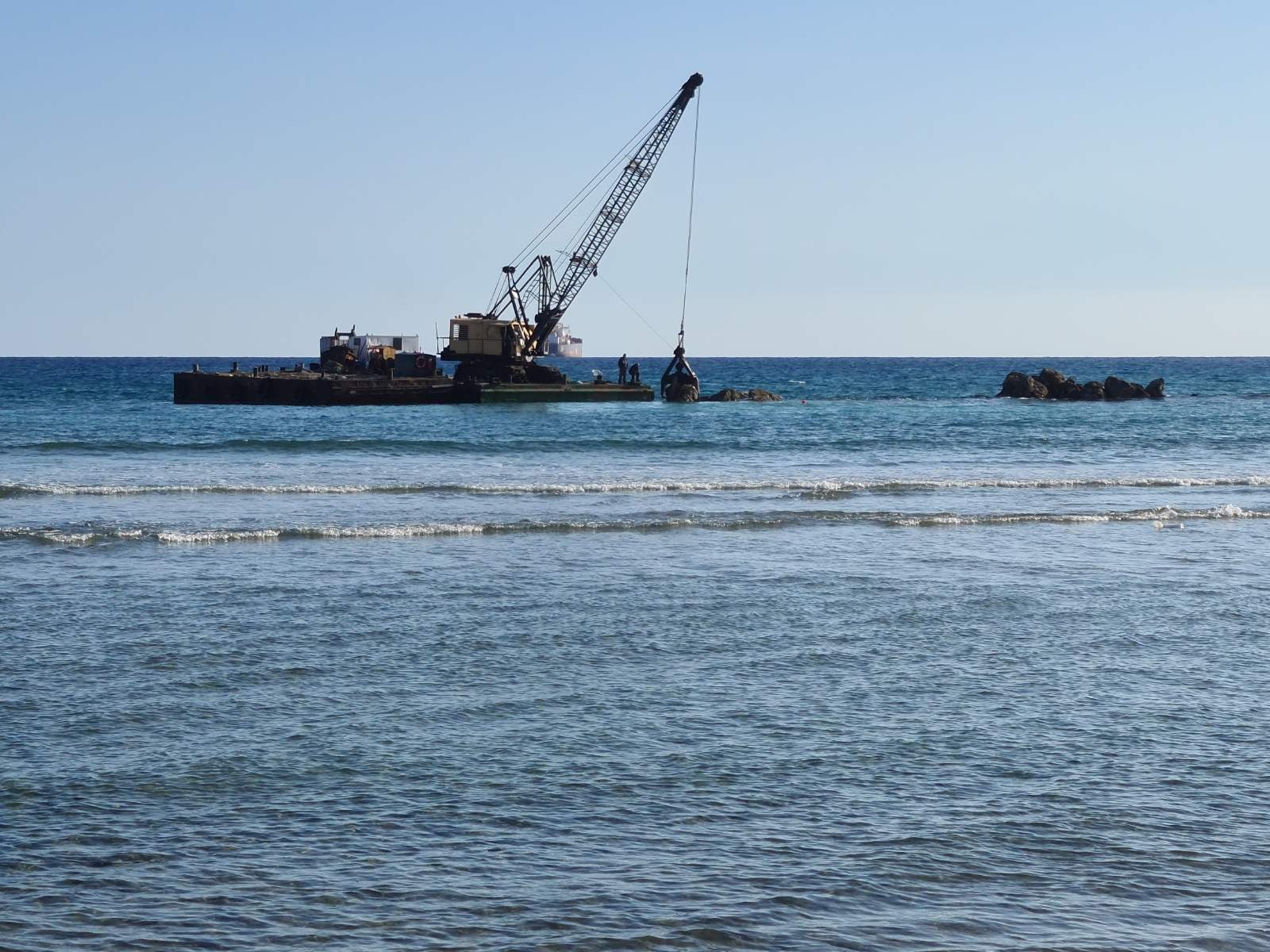 Συνεχίζονται στην Ορόκλινη οι εργασίες για κατασκευή επτά νέων κυματοθραυστών