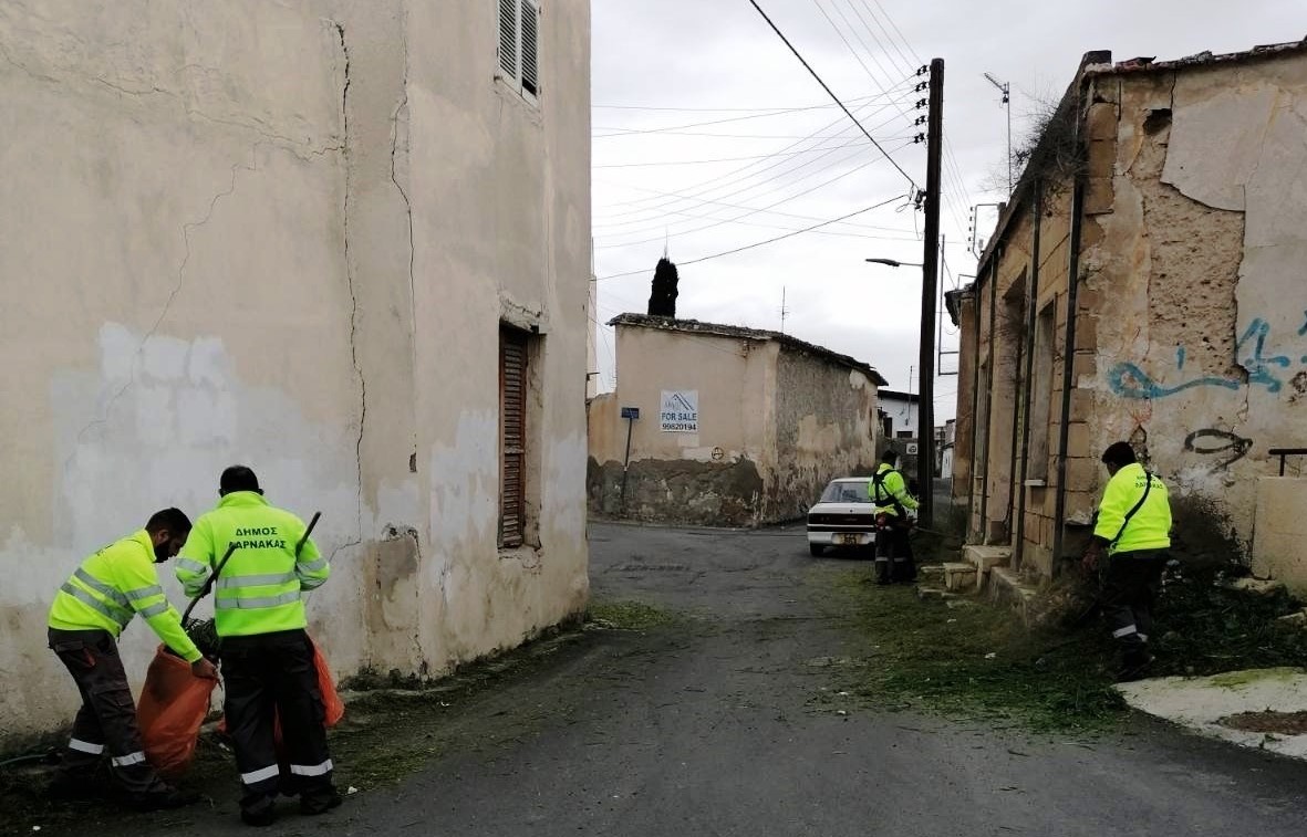 Συνεχίζεται ο καθαρισμός από τα χόρτα στους δρόμους της Λάρνακας από το Τμήμα Καθαριότητας