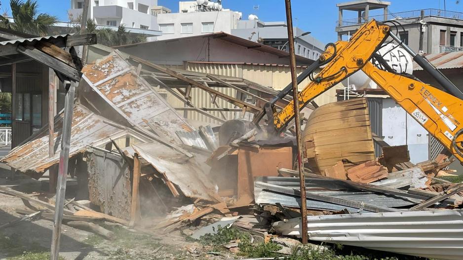 Πέφτει η παραγκούπολη της Λάρνακας: “Έκτισε όνομα ο παπάς μου, είναι η ζήση μας”