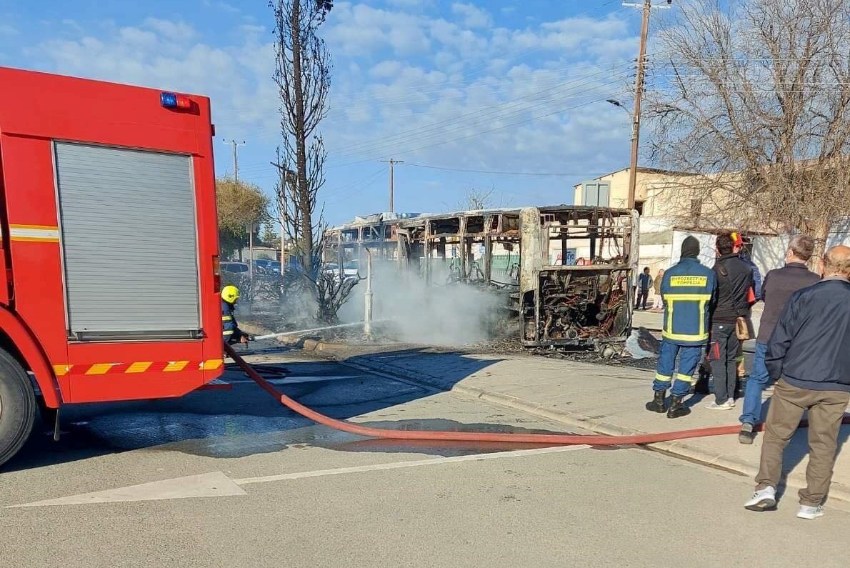ΕΚΤΑΚΤΟ: Φωτιά σε λεωφορείο που μετέφερε μαθητές στο Γυμνάσιο Κιτίου