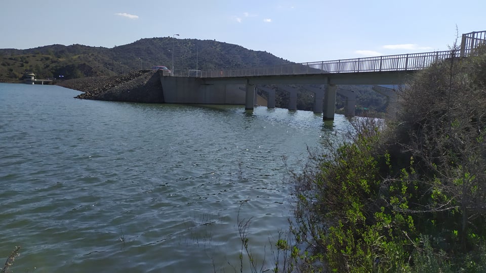 Υπερχείλισε το φράγμα του Διπόταμου στη Σκαρίνου (βίντεο – φώτο)