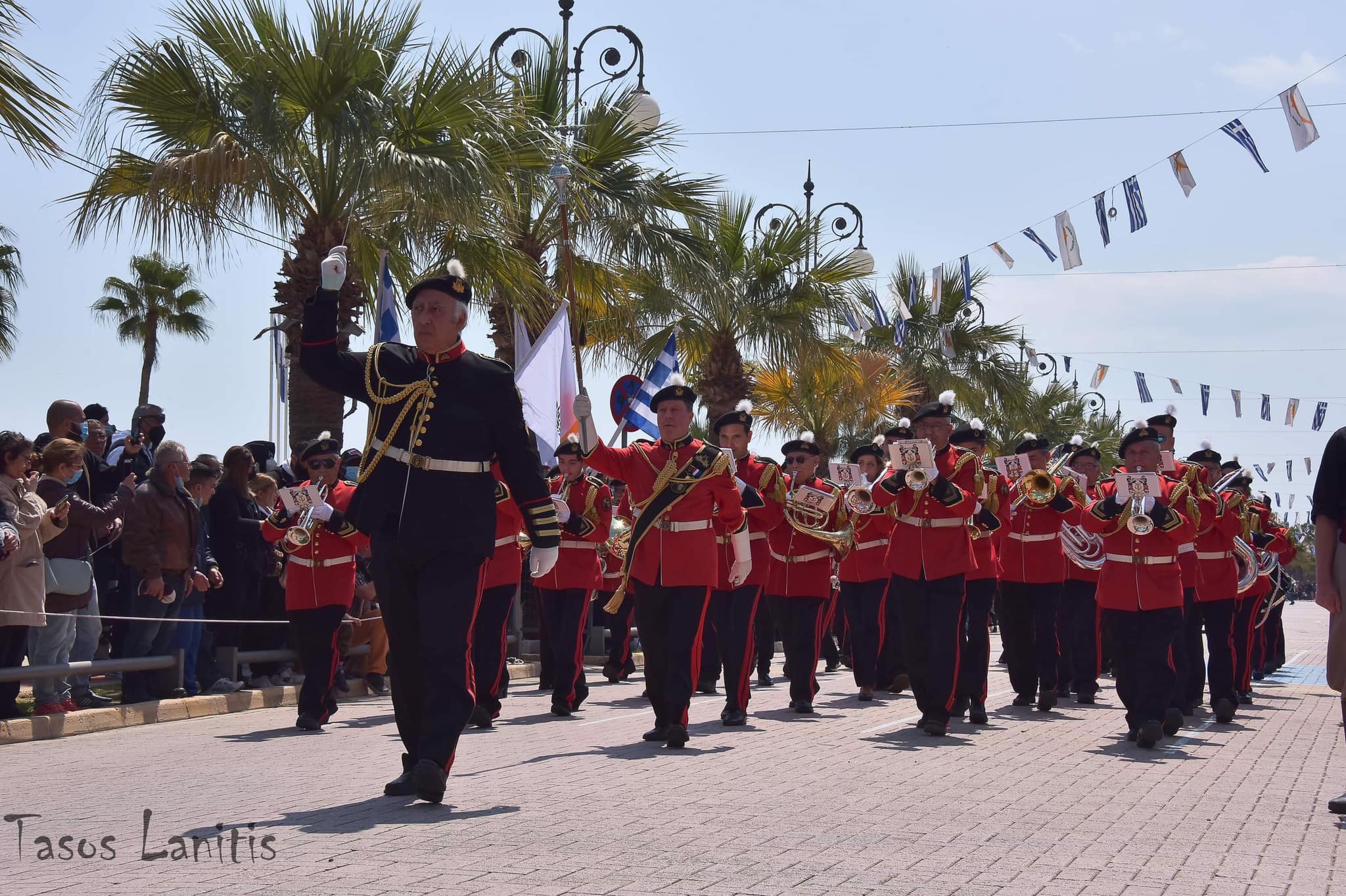 Δύο φωτογραφίες με διαφορά 50 χρόνων μεταξύ τους από τον μαέστρο της Φιλαρμονικής του Δήμου Λάρνακας