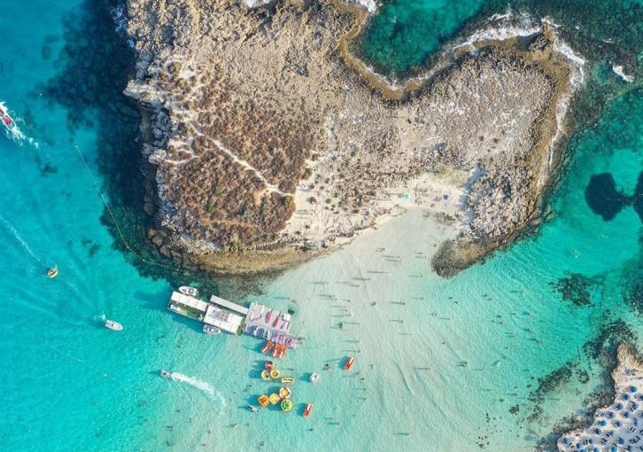 Στο Τop 10 των παραλιών για πάρτι το Nissi Beach