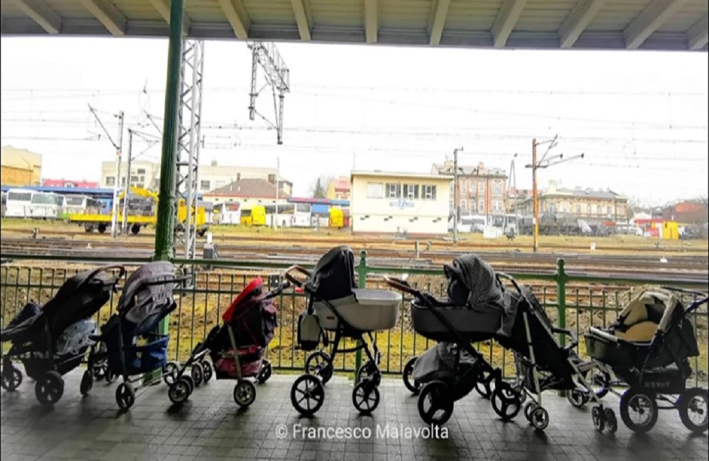 Συγκλονιστική φωτογραφία από την Πολωνία: Μαμάδες αφήνουν άδεια καρότσια για τα προσφυγόπουλα της Ουκρανίας