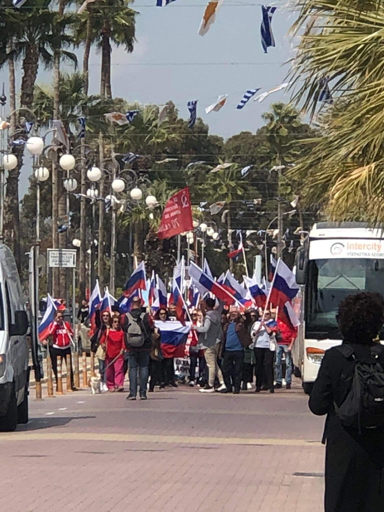 ΤΩΡΑ: Μεγάλη διαδήλωση στη Λάρνακα υπέρ της Ρωσίας (ΦΩΤΟ)