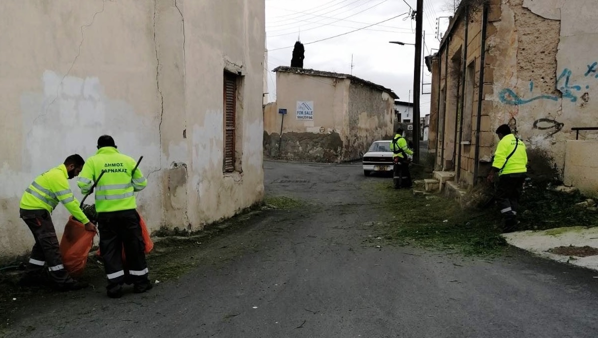 Επαναρχίζουν οι εργασίες καθαρισμού από χόρτα σε πεζοδρόμια και δρόμους στη Λάρνακα