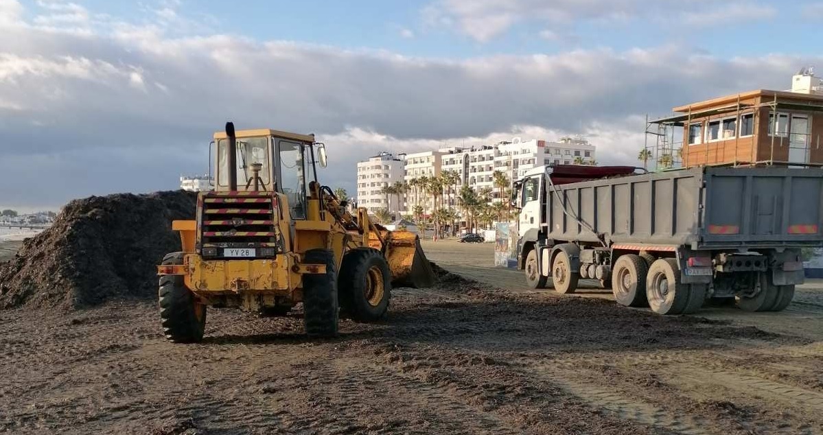 Συνεχίζονται οι εργασίες καθαρισμού από χόρτα σε πεζοδρόμια και δρόμους – Απομάκρυνση φυκιών από παραλίες