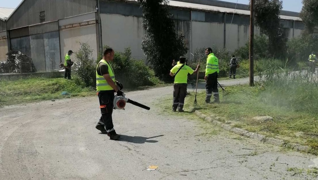 Συνεχίζονται οι εργασίες καθαρισμού από χόρτα σε πεζοδρόμια και δρόμους