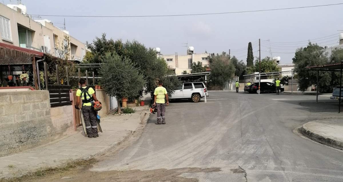 Το Τμήμα Καθαριότητας του Δήμου Λάρνακας καθαρίζει τους κυβερνητικούς οικισμούς Κόκκινων και Τσιακκιλερού