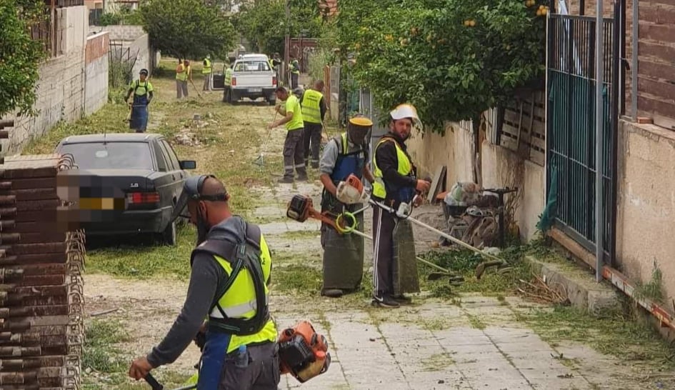 Συνεχίζονται εργασίες καθαρισμού από χόρτα σε πεζοδρόμια, δρόμους και παγκέτα στη Λάρνακα