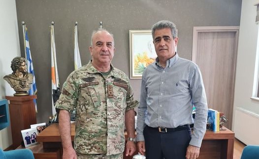 Εθιμοτυπική επίσκεψη του Υπαρχηγού ΓΕΕΦ στο γραφείο του Δημάρχου Αραδίππου