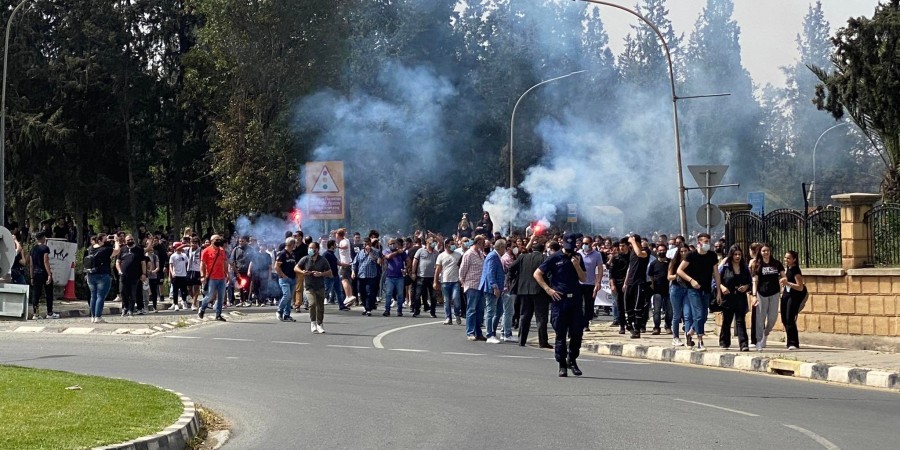 Με φωτοβολίδες και κροτίδες διαμαρτύρονται οι μαθητές έξω από το προεδρικό (Βίντεο)