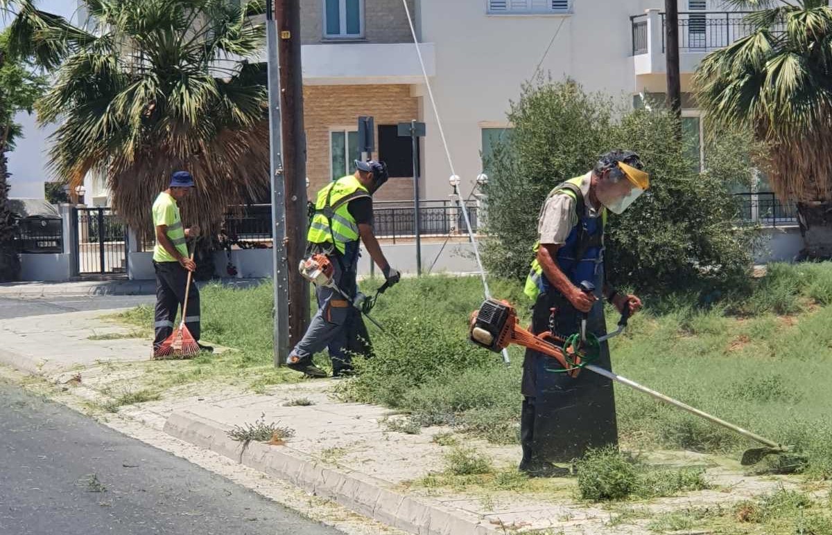 Συνεχίζονται οι εργασίες καθαρισμού από χόρτα σε πεζοδρόμια, δρόμους και παγκέτα της Λάρνακας
