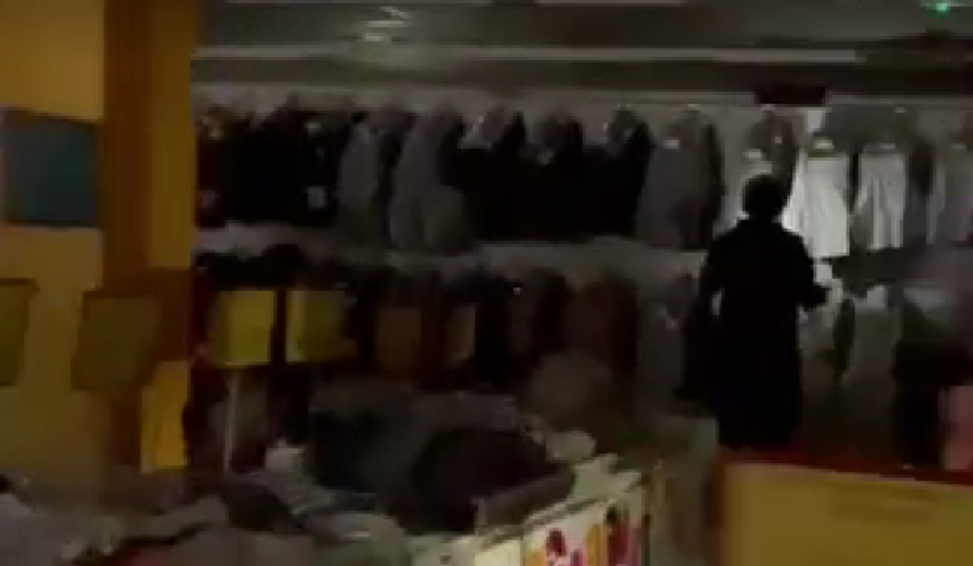 Ψώνια στα σκοτεινά στη Λάρνακα – Πολίτες ατάραχοι ψωνίζουν με… φλας! (Βίντεο)