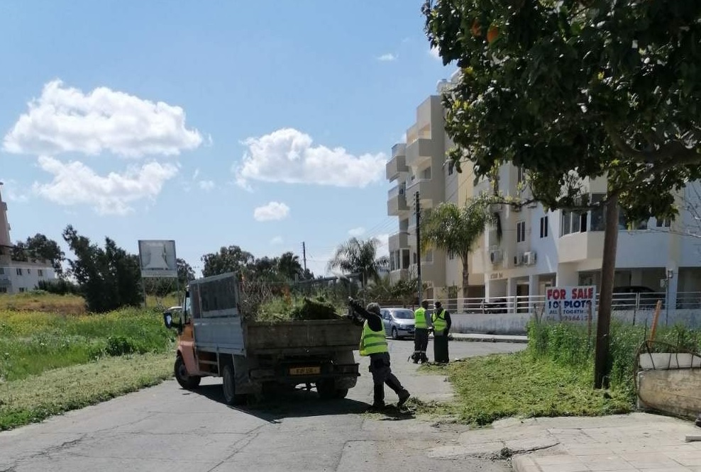 Συνεχίζονται οι εργασίες καθαρισμού σε πεζοδρόμια και δρόμους στη Λάρνακα