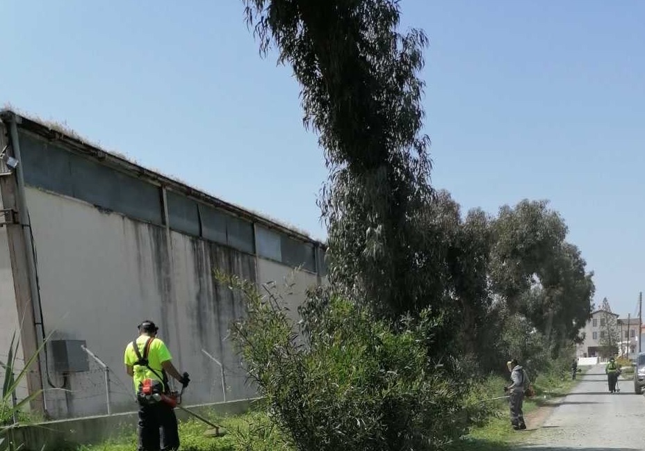 Συνεχίζονται οι εργασίες καθαρισμού από χόρτα σε πεζοδρόμια και δρόμους στη Λάρνακα
