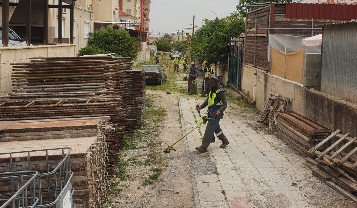 Συνεχίζονται οι εργασίες καθαρισμού από χόρτα σε πεζοδρόμια και δρόμους στη Λάρνακα