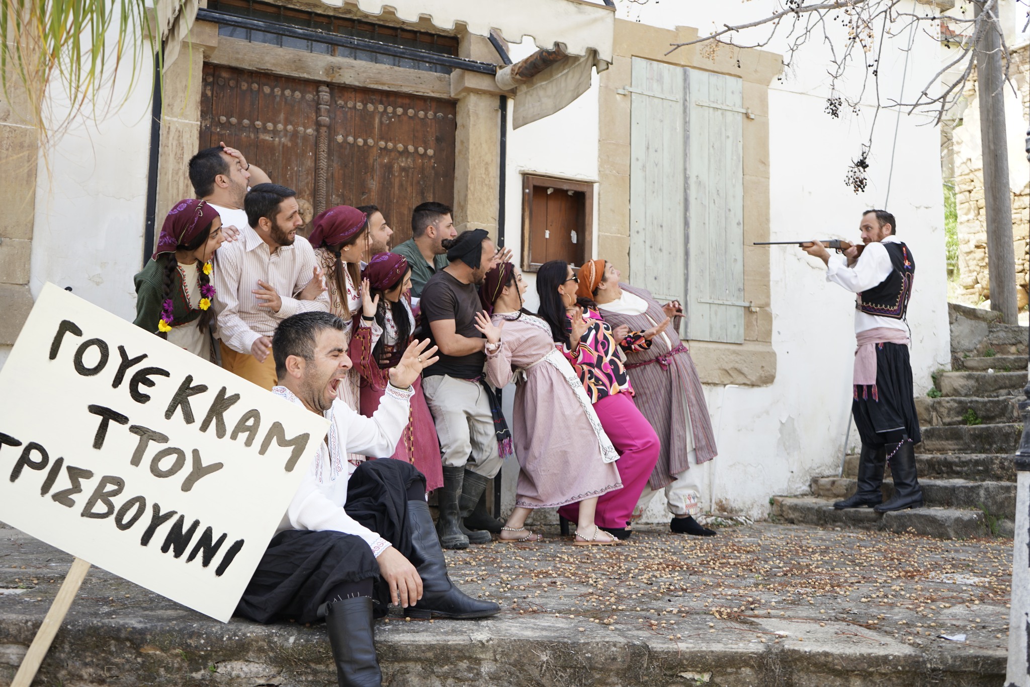 Η Θεατρική Ομάδα Παρωδία παρουσιάζει στη Λάρνακα την Κυπριακή κωμωδία «Τρισβούννι Λαβ Στόρις»