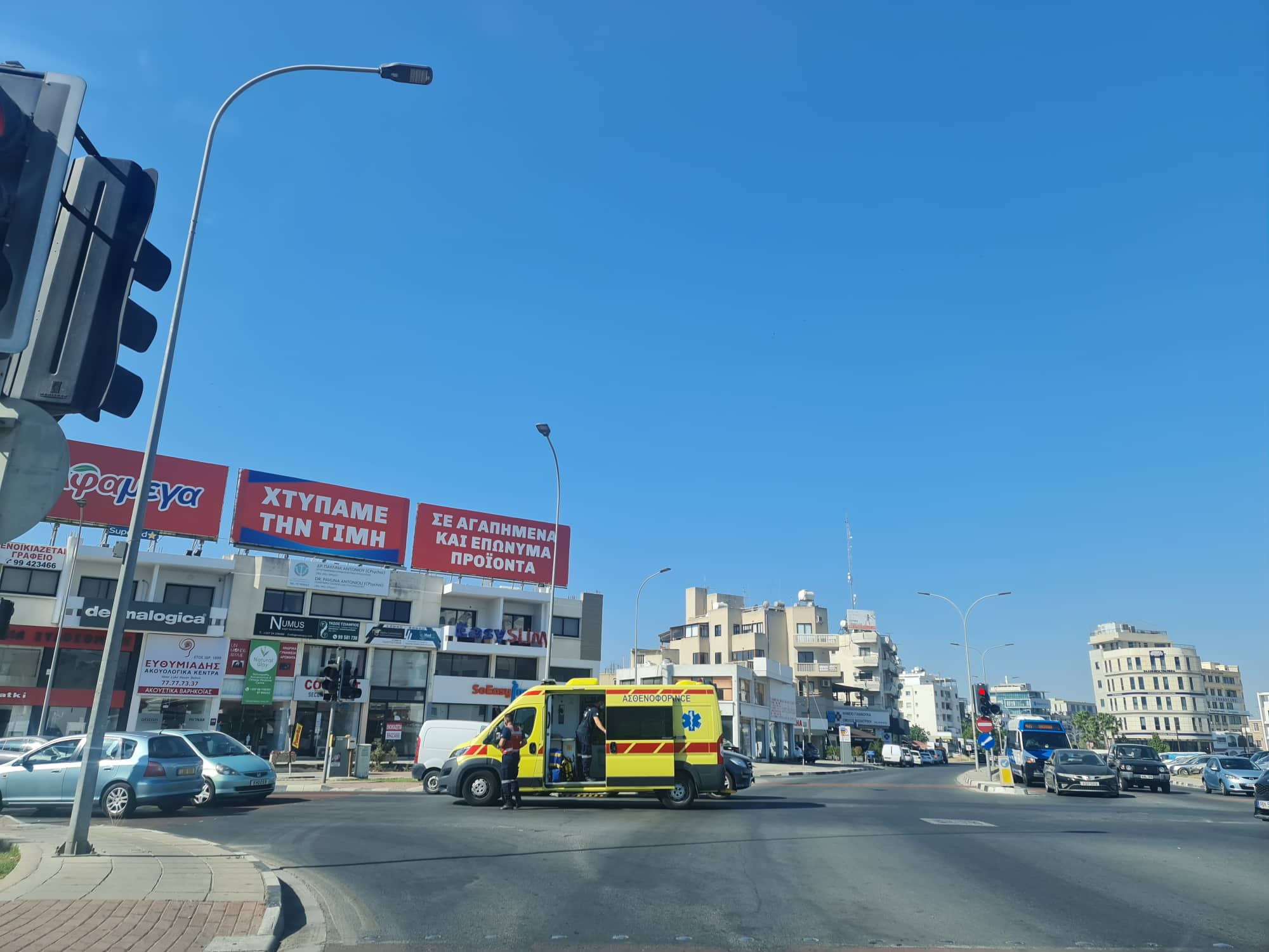 Τώρα: Τροχαίο ατύχημα στα φώτα της Πυροσβεστικής Υπηρεσίας Λάρνακας (φώτο)