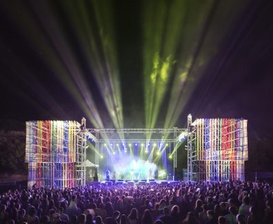 3. The Experience_ Fengaros Field Stage – Photo by Emma Louise Charalambous