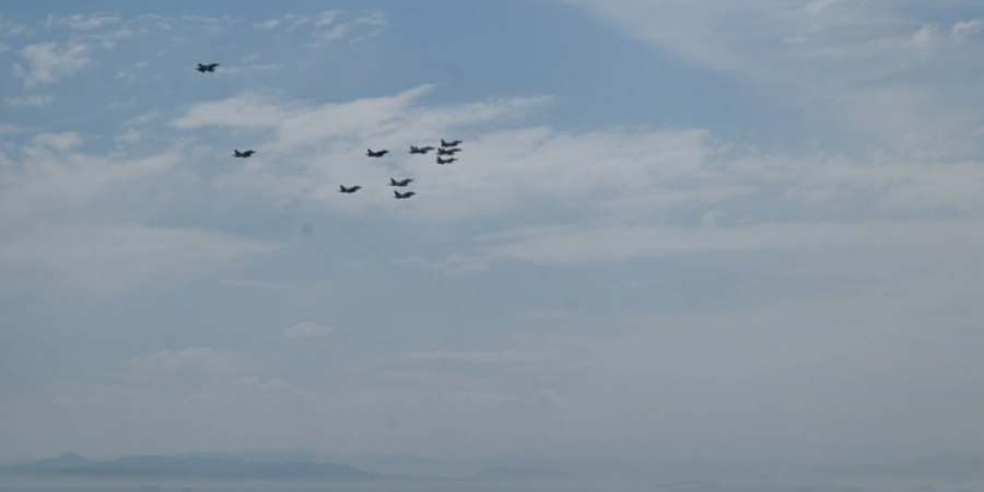 Μαχητικά αεροσκάφη και ελικόπτερα πέταξαν πάνω από την Ακρόπολη (ΦΩΤΟ)